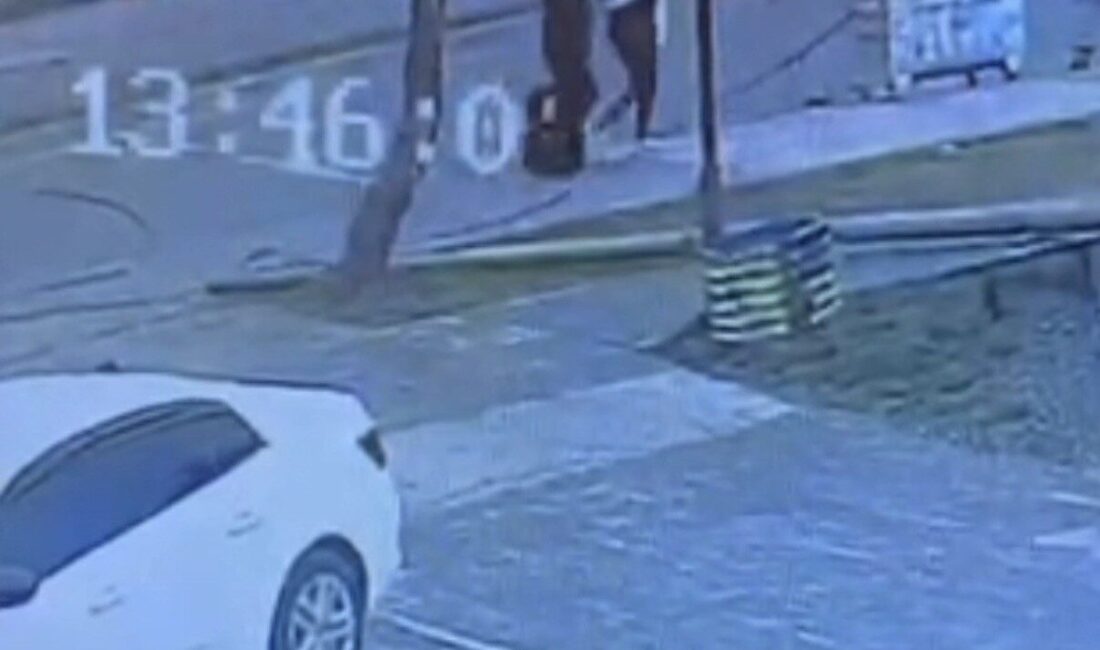 Bitlis’in Tatvan ilçesinde bir kamyonun dorsesine takılan kablo nedeniyle devrilen