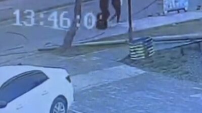 Bitlis’in Tatvan ilçesinde bir kamyonun dorsesine takılan kablo nedeniyle devrilen