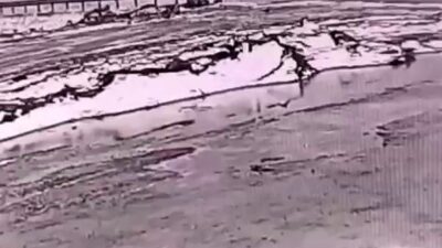 Bitlis’in Tatvan ilçesinde sürücüsünün direksiyon hakimiyetini kaybettiği otomobilin takla atması