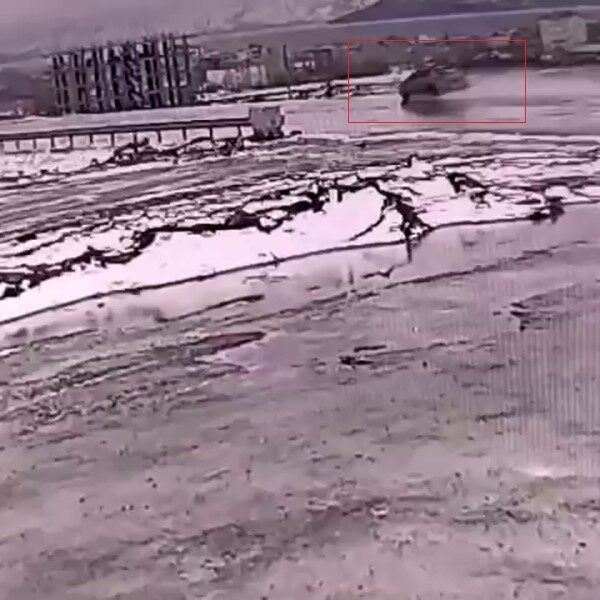 Bitlis’in Tatvan ilçesinde sürücüsünün direksiyon hakimiyetini kaybettiği otomobilin takla atması