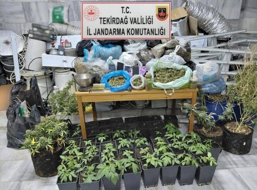 Tekirdağ İl Jandarma Komutanlığı ekiplerince Marmaraereğlisi ilçesinde düzenlenen uyuşturucu operasyonunda