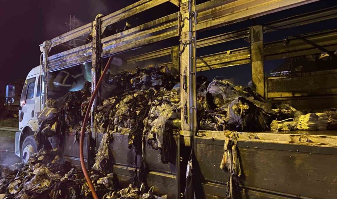 Kocaeli’nin Derince ilçesinde TEM Otoyolu üzerinde seyir halindeki tekstil yüklü