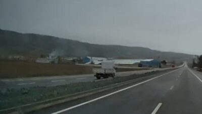 Eskişehir’de cadde üzerinde trafiğin akış yönünün tersine kamyonetiyle ilerleyen sürücünün