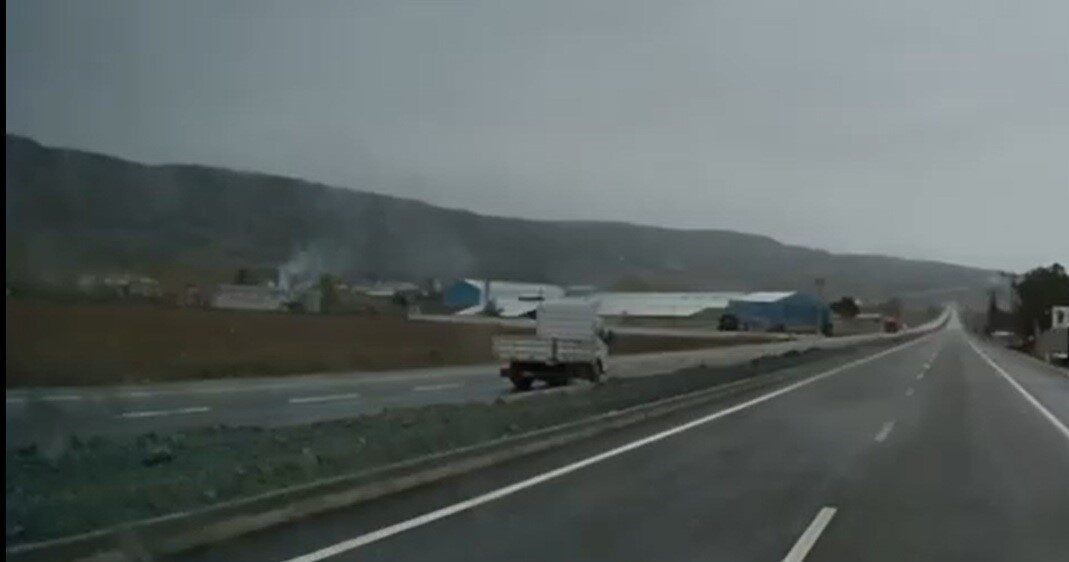 Eskişehir’de cadde üzerinde trafiğin akış yönünün tersine kamyonetiyle ilerleyen sürücünün