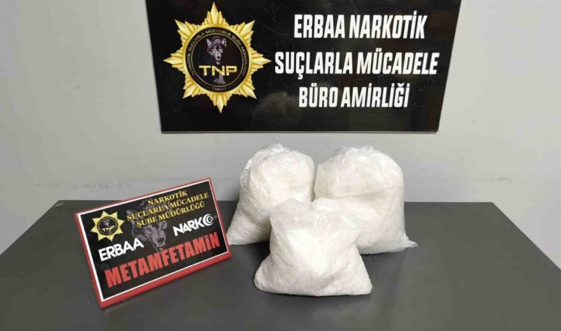 Tokat’ta tır dorsesindeki hasarlı araçta yapılan aramada 2.7 kilogram metamfetamin