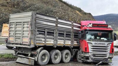 Samsun’un Kavak ilçesinde yağışın etkisiyle kayganlaşan yolda kontrolden çıkan tırın