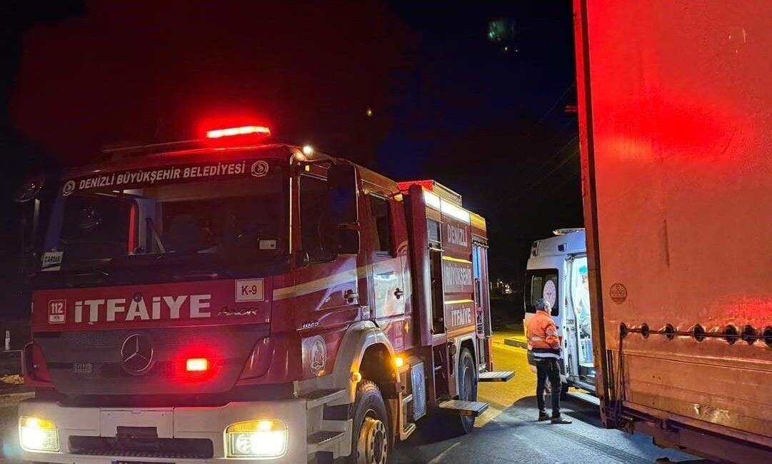 Denizli’de tıra yandan çarpan otomobilin sürücüsü olan 20 yaşındaki genç