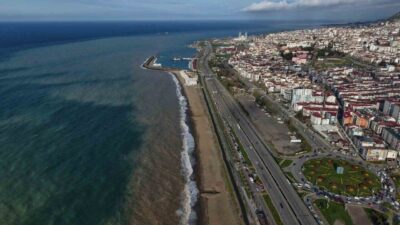 Trabzon’da etkili olan fırtına sonrası dalgaların vurduğu dolgu sahasının toprağı