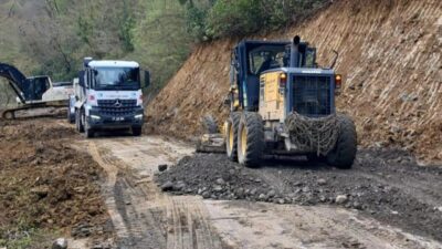 Sinop’un Türkeli ilçesine bağlı Taşgüney Köyü yolunda meydana gelen heyelan