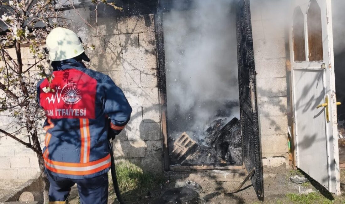 Van’ın Tuşba ilçesinde ilçesinde bir odunlukta çıkan yangın, itfaiye ekipleri