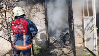 Van’ın Tuşba ilçesinde ilçesinde bir odunlukta çıkan yangın, itfaiye ekipleri