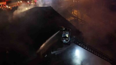 İstanbul Tuzla’da bir polyester fabrikasında çıkan yangın, ekiplerin yoğun müdahalesi