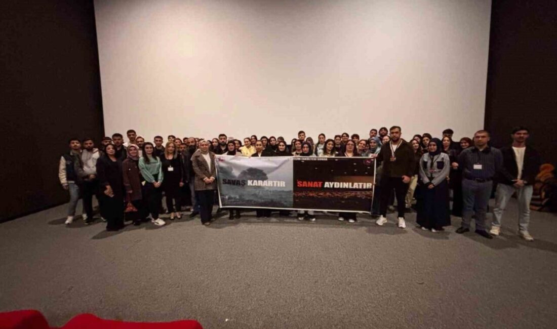 Elazığ’da Fırat Üniversitesi öğrencileri “Savaş Karartır, Sanat Aydınlatır” sloganlı sosyal