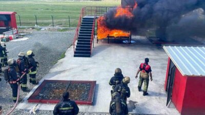 Erzincan’da üniversite öğrencilerine yönelik uygulamalı temel itfaiyecilik eğitimi veriliyor. Belediye