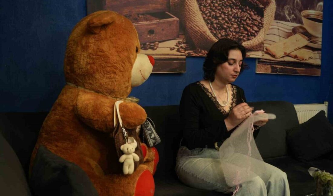 Muş’ta üniversite öğrencisi Sibel Aslan, el emeği göz nuru ile