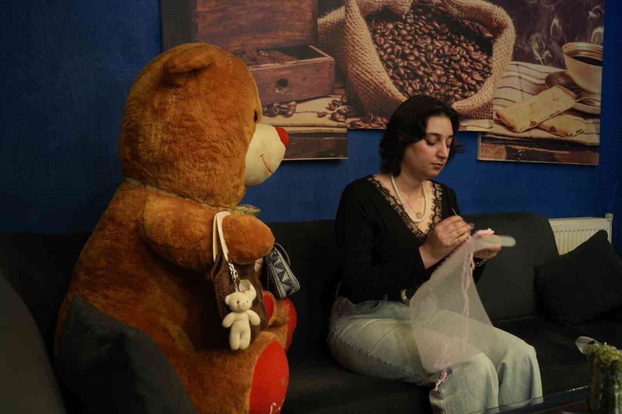 Muş’ta üniversite öğrencisi Sibel Aslan, el emeği göz nuru ile