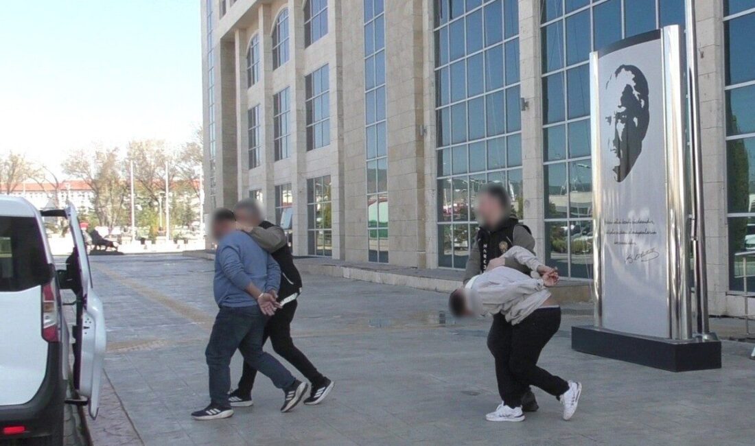 Uşak’ta gerçekleştiren uyuşturucu operasyonlarında gözaltına alınan 5 şüpheliden 3’ü çıkarıldıkları