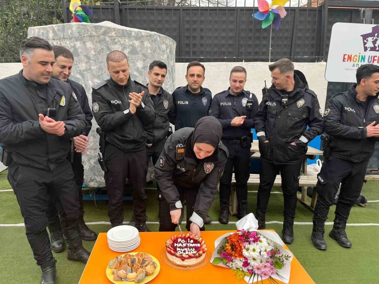 İstanbul’un Üsküdar ilçesinde anaokulu öğrencileri, 10 Nisan Polis Haftası ve