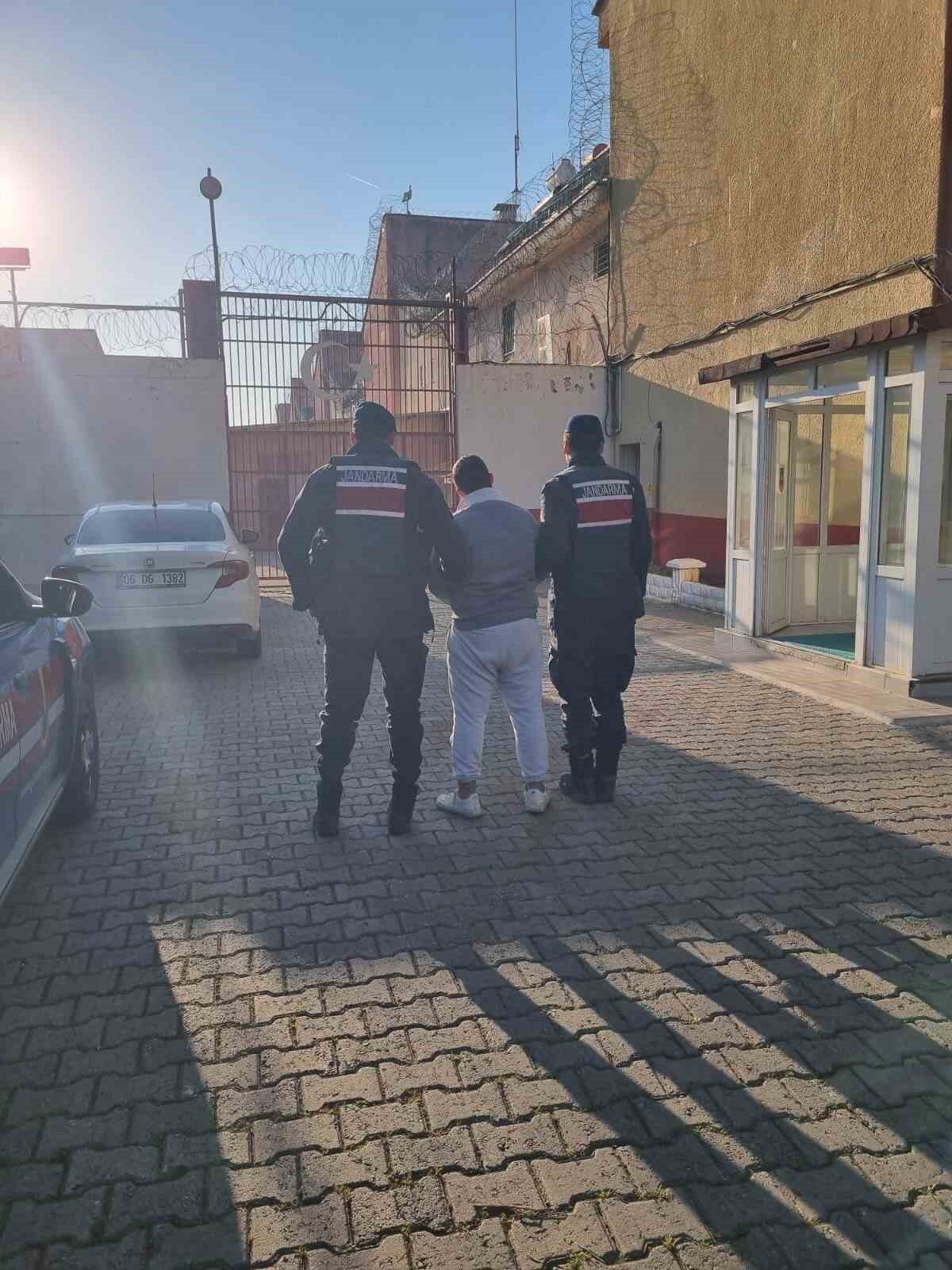 Aydın’ın Germencik ilçesinde uyuşturucu suçundan hapis cezasıyla aranan şahıs, jandarma