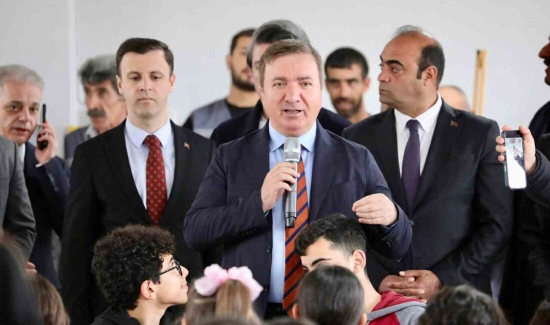 Vali Hamza Aydoğdu, Üzümlü ilçesine bağlı Altınbaşak beldesinde öğrenciler ve