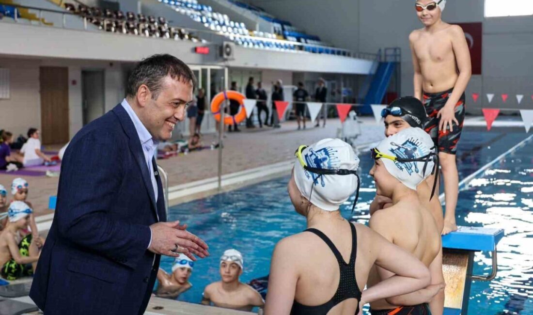 Bilecik Valisi Faik Oktay Sözer, kapalı yüzme havuzunda sporcular ile