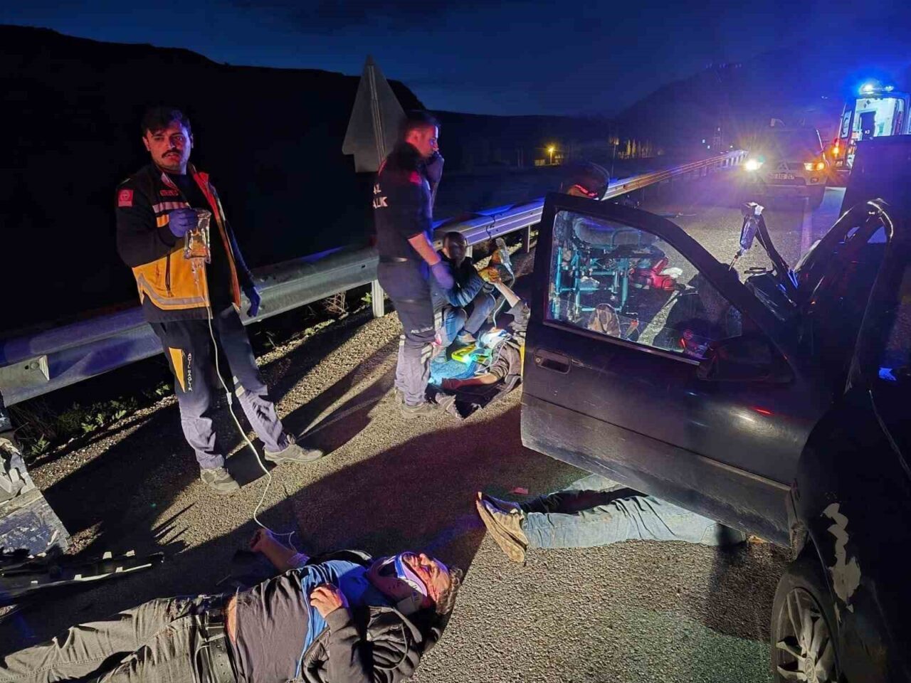 Van’ın Muradiye ilçesine kaçak göçmenlerin bulunduğu otomobil ile bir aracın