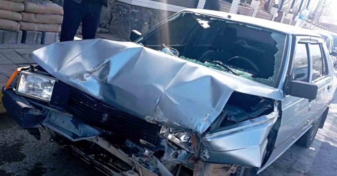 Van’ın Edremit ilçesinde otomobil ile kamyonetin çarpışması sonucu 2 kişi