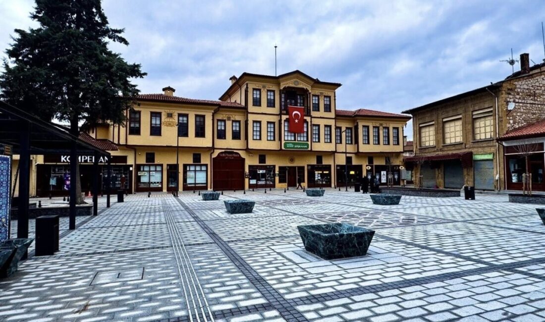 Çorum Belediye Meclisi’nde, Veli Paşa Hanı önünde oluşturan meydanın ismi”Hanönü