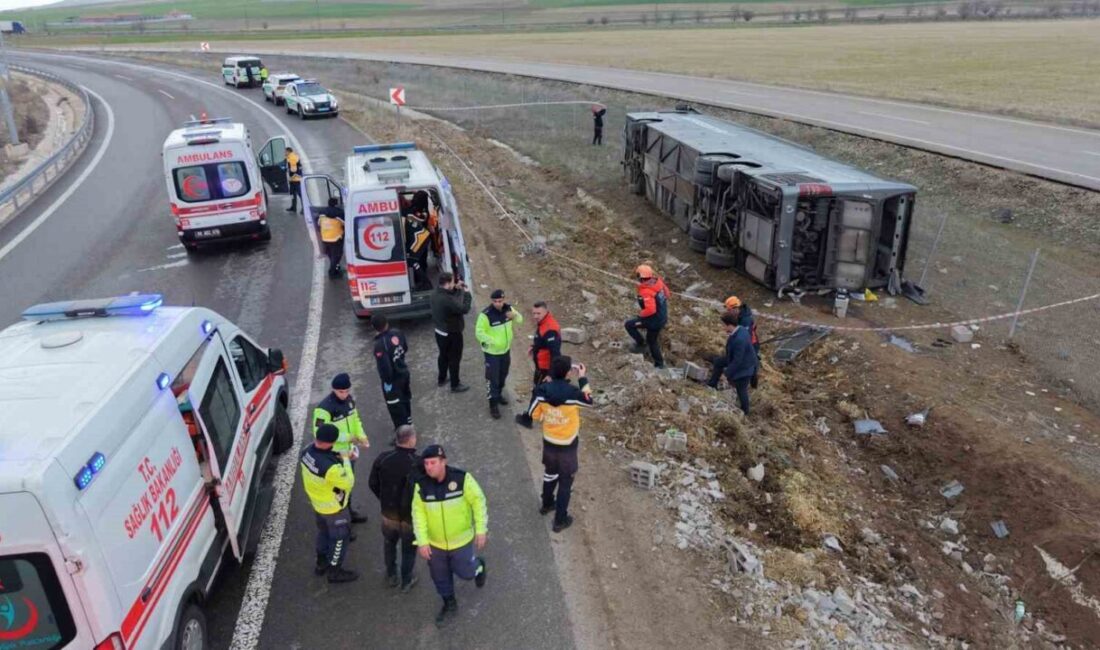 Aksaray’da otoyol girişinde virajı alamayan yolcu otobüsünün şarampole devrilmesi sonucu