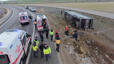 Aksaray’da otoyol girişinde virajı alamayan yolcu otobüsünün şarampole devrilmesi sonucu