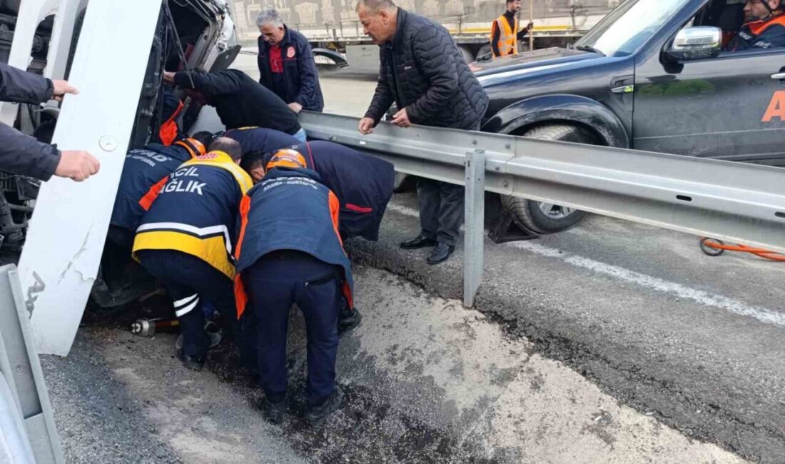Gümüşhane’nin Tekke beldesinde, Gümüşhane istikametine seyir halindeki tırın virajı alamayarak