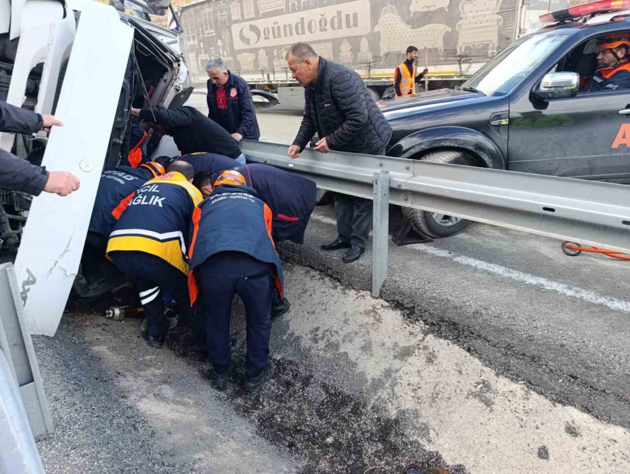 Gümüşhane’nin Tekke beldesinde, Gümüşhane istikametine seyir halindeki tırın virajı alamayarak