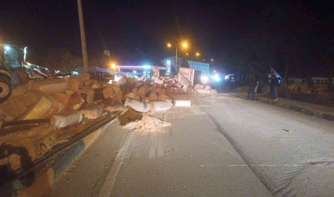 Isparta’nın Eğirdir ilçesinde virajı alamayan saman yüklü tırın devrilmesi sonucu