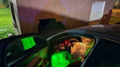 Kayseri’nin Melikgazi ilçesinde yağışlı havada kontrolden çıkan otomobil, parka girerek