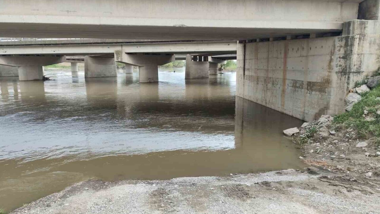 Bursa’nın Karacabey ilçesinde yolu kısaltmak için köprü altından aracıyla geçmek