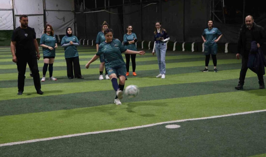 Hatay’da halı sahada futbol maçı yapan kadınlar, sahadaki mücadeleleriyle erkeklere