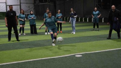 Hatay’da halı sahada futbol maçı yapan kadınlar, sahadaki mücadeleleriyle erkeklere