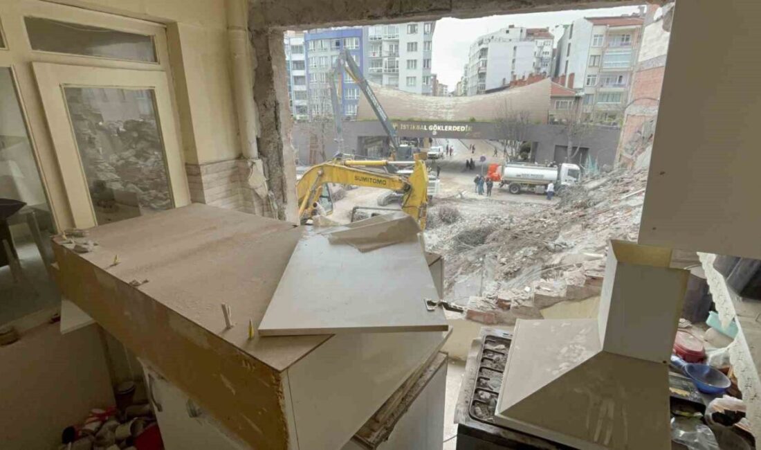 Eskişehir’de kentsel dönüşüm kapsamında yıkımı süren binanın yanındaki apartmanda bulunan