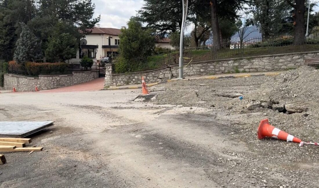 Karabük’te inşaat çalışmaları sonrası yolda oluşan çatlakların zamanla genişleyerek derin