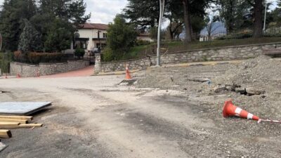 Karabük’te inşaat çalışmaları sonrası yolda oluşan çatlakların zamanla genişleyerek derin