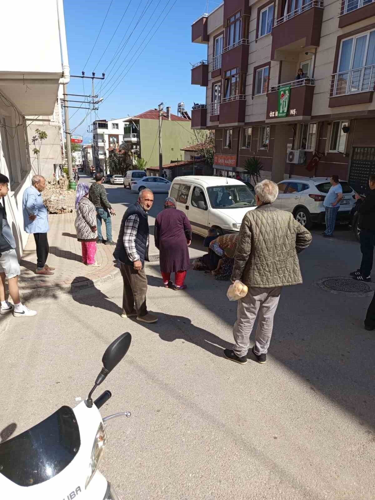 Bursa’da yolun karşısına geçerken hafif ticari aracın çarptığı yaşlı kadın