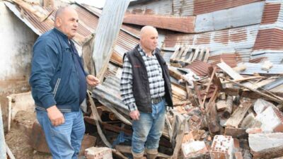Yozgat’ta etkili olan yağmur sonrası çatısı çöken ahırdaki büyükbaş hayvanlar