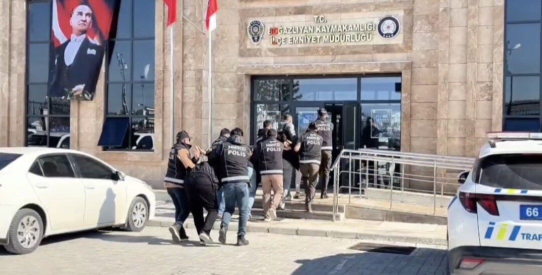 Yozgat’ın Boğazlıyan ilçesinde düzenlenen uyuşturucu operasyonunda 3 şüpheli gözaltına alındı.