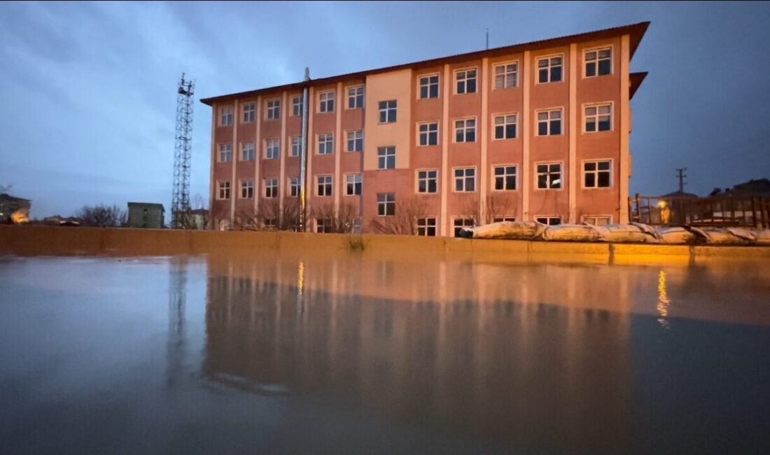 HAKKARİ (İHA) – Hakkari’nin Yüksekova ilçesinde etkili olan şiddetli sağanak