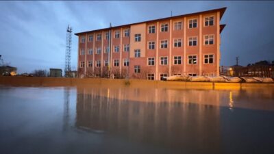 HAKKARİ (İHA) – Hakkari’nin Yüksekova ilçesinde etkili olan şiddetli sağanak