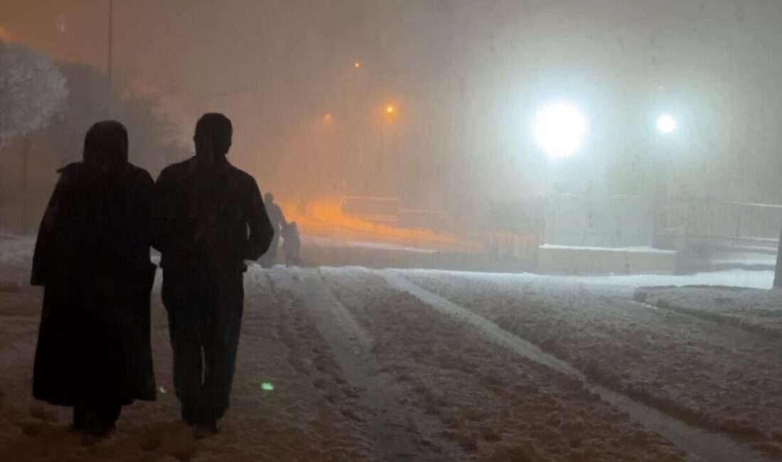 Hakkari’nin Yüksekova ilçesinde gece saatlerinde etkili olan yoğun kar yağışı,