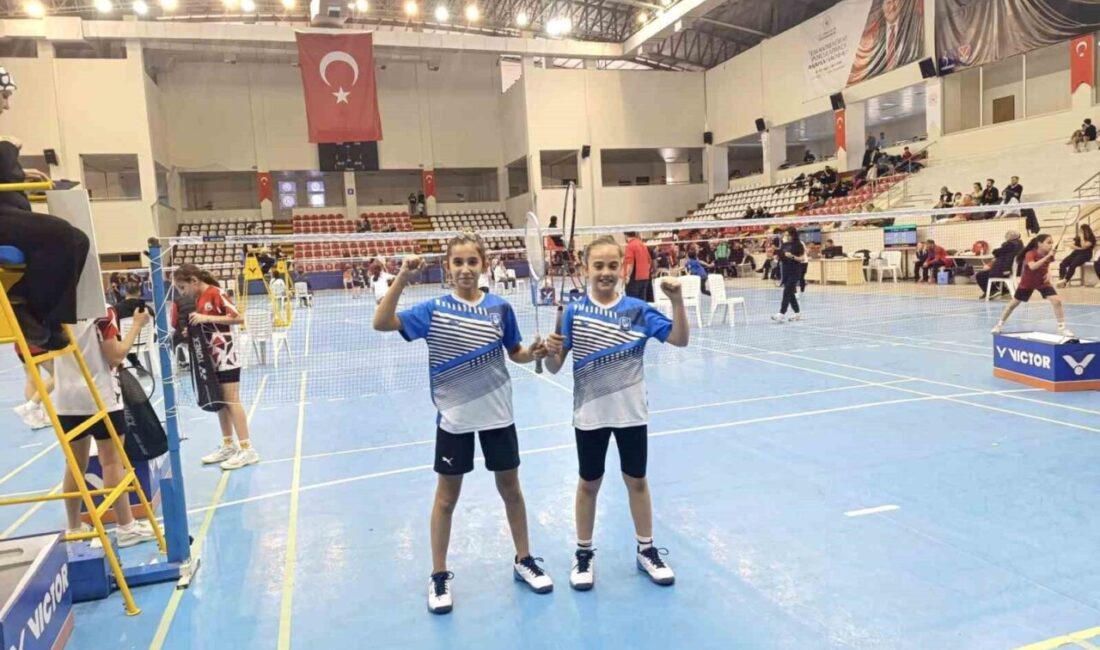 Yunusemre Belediyespor’un başarılı badmintoncuları Elif Ada Ceylan ve Irmak Denktaş,