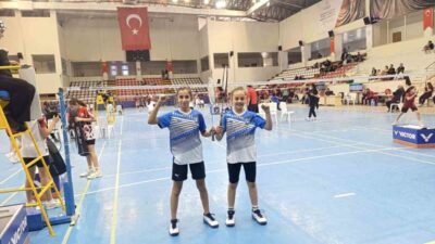 Yunusemre Belediyespor’un başarılı badmintoncuları Elif Ada Ceylan ve Irmak Denktaş,