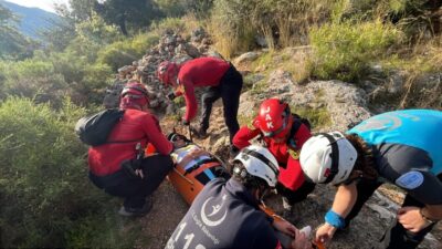 Muğla’nın Fethiye ilçesinde yürüyüş yaparken düşen ve ayağı kırılan şahıs