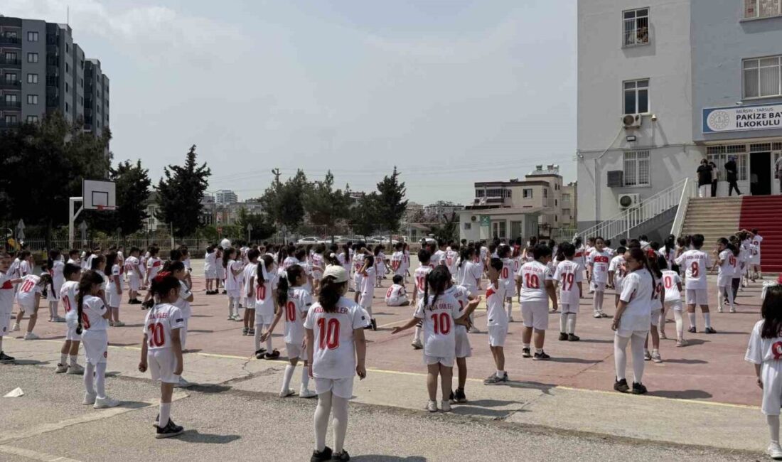 Mersin’in Tarsus ilçesindeki bir ilkokulda yaklaşık 400 öğrenci, sırtlarında “Arda”